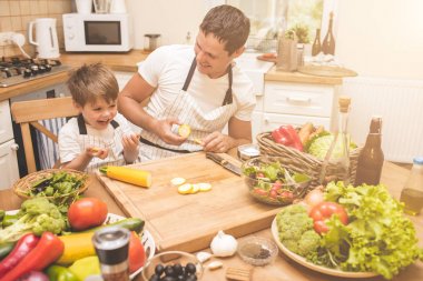 Baba oğlu ile pişirme