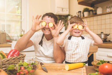 Baba oğlu ile pişirme
