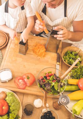 Baba oğlu ile pişirme