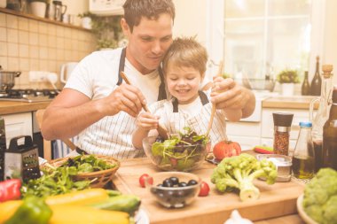 Baba oğlu ile pişirme