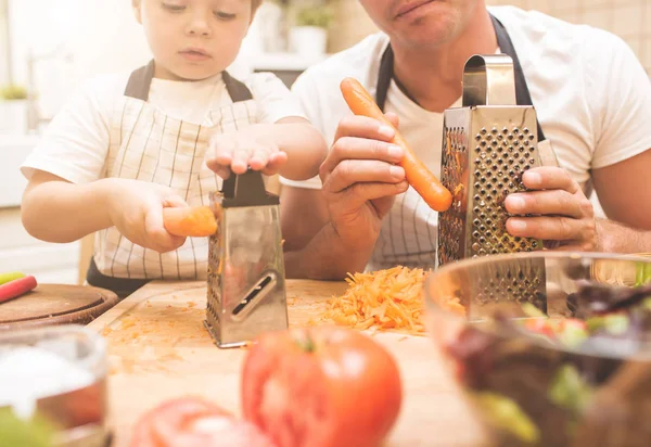 Far är matlagning med sonen — Stockfoto