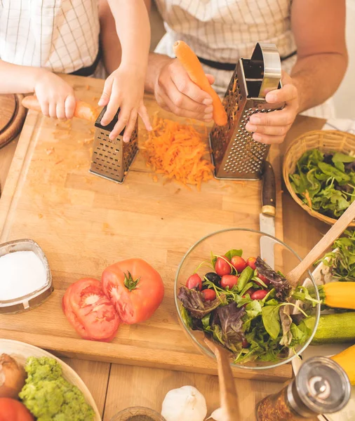 Pai está cozinhando com seu filho — Fotografia de Stock