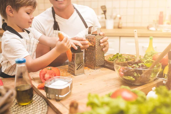 Far är matlagning med sonen — Stockfoto