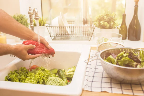 Man washing vegetables before eating — Stock Photo, Image