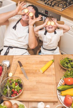 Baba oğlu ile pişirme