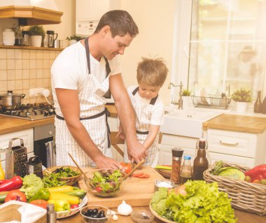 Baba oğlu ile pişirme
