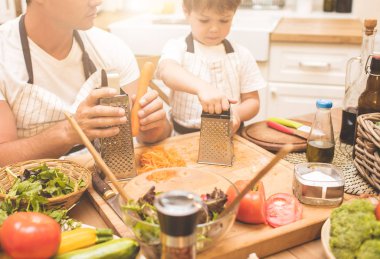 Baba oğlu ile pişirme