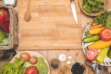 Bir ahşap masa üstü sebze görüntülemek