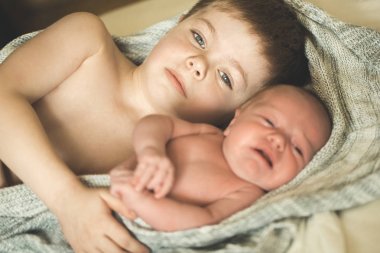 İki kardeş bir örme örtüm üzerinde yalan söylüyorsun