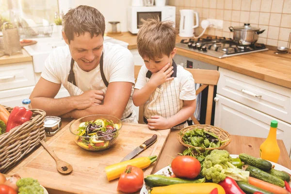 Far är matlagning med sonen — Stockfoto