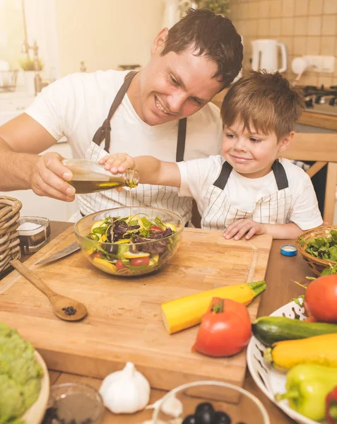 Pai está cozinhando com seu filho — Fotografia de Stock