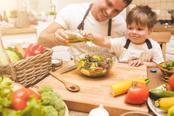 Far är matlagning med sonen — Stockfoto