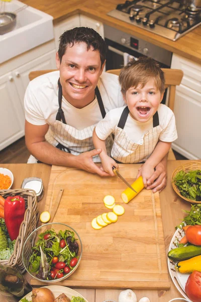 Pai está cozinhando com seu filho — Fotografia de Stock