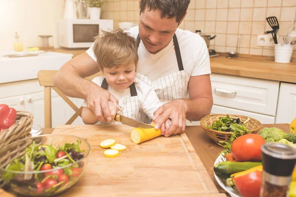 Pai está cozinhando com seu filho — Fotografia de Stock