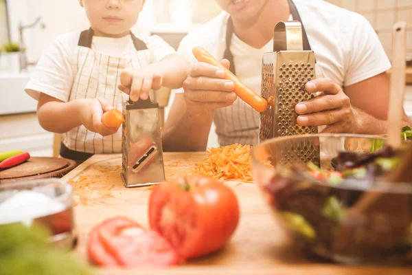 Far är matlagning med sonen — Stockfoto