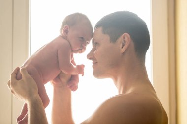 Onun kollarında oğluyla güzel baba