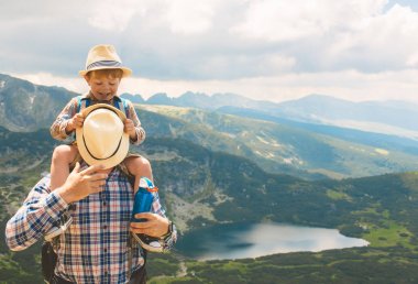 Baba ve oğul Rila Dağları Bulgaristan seyahat