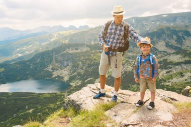 Baba ve oğul Rila Dağları Bulgaristan seyahat