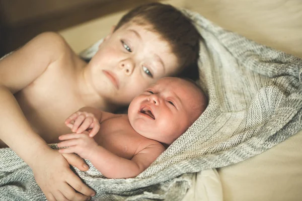 Zwei Brüder liegen auf einer Strickdecke — Stockfoto