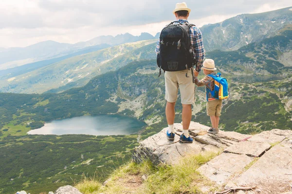 Pai e filho viajando em montanhas Rila Bulgária — Fotografia de Stock