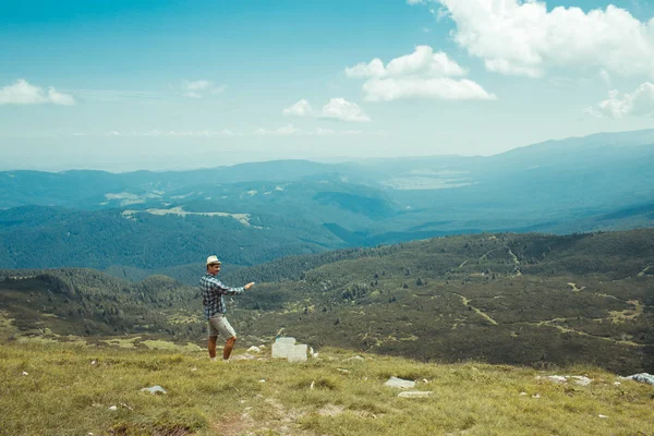 Viajante nas montanhas — Fotografia de Stock