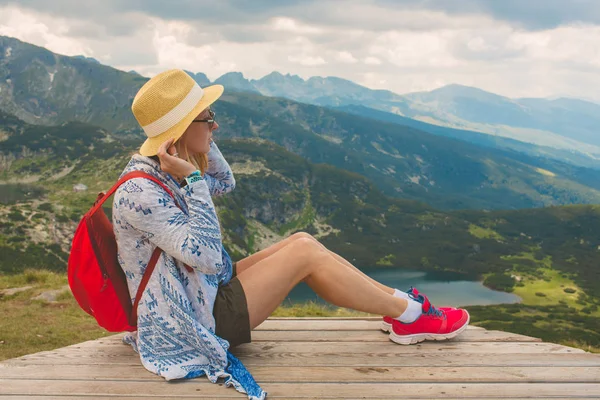 Menina viajando em montanhas Rila Bulgária — Fotografia de Stock