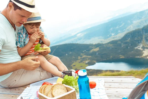 Familia en un picnic en las montañas —  Fotos de Stock