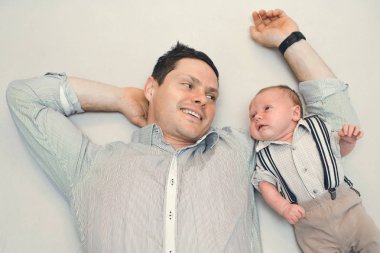 Yeni doğan bebeğin babası ile beyefendi gibi giyinmiş