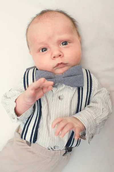 Bebê recém-nascido vestido como cavalheiro — Fotografia de Stock