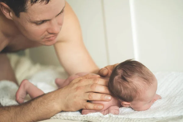 Papá está haciendo masajes a un hijo pequeño. — Foto de Stock