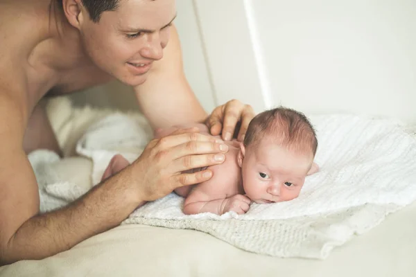 Papá está haciendo masajes a un hijo pequeño. — Foto de Stock