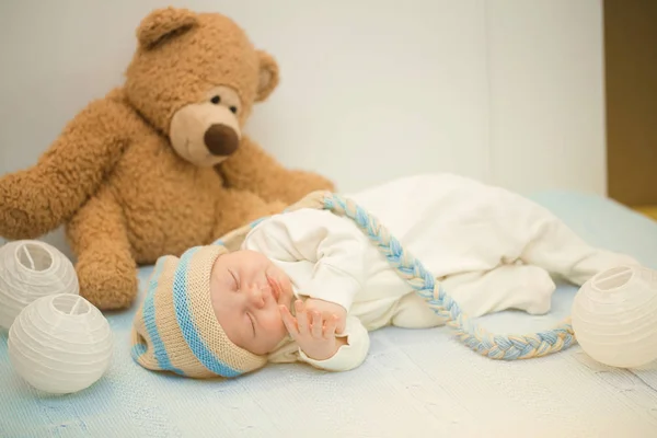 Neonato posa con orsacchiotto su coperta — Foto Stock