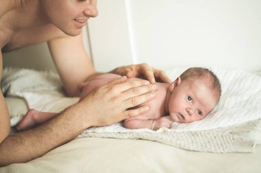 Babam küçük bir oğlu için masaj yapıyor