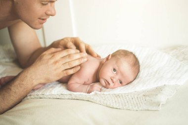 Babam küçük bir oğlu için masaj yapıyor