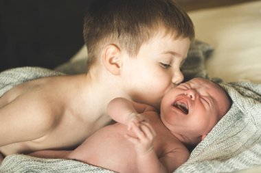 İki kardeş bir örme örtüm üzerinde yalan söylüyorsun