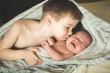 İki kardeş bir örme örtüm üzerinde yalan söylüyorsun