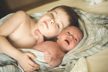 İki kardeş bir örme örtüm üzerinde yalan söylüyorsun