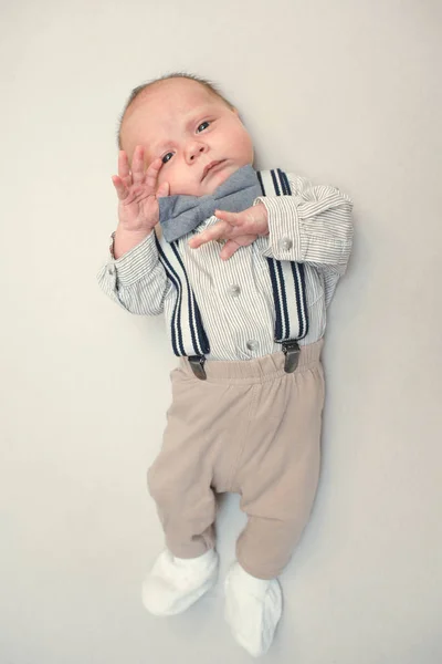 Bebé recién nacido vestido como caballero — Foto de Stock