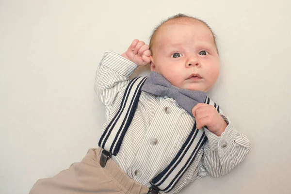 Bebê recém-nascido vestido como cavalheiro — Fotografia de Stock