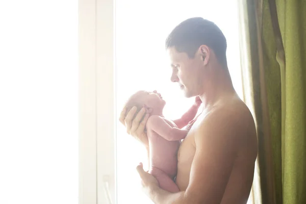 Onun kollarında oğluyla güzel baba — Stok fotoğraf