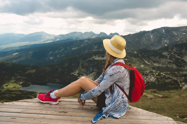 Menina viajando em montanhas Rila Bulgária — Fotografia de Stock