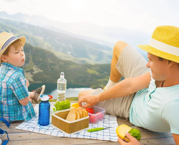 Rodina na piknik v horách — Stock fotografie