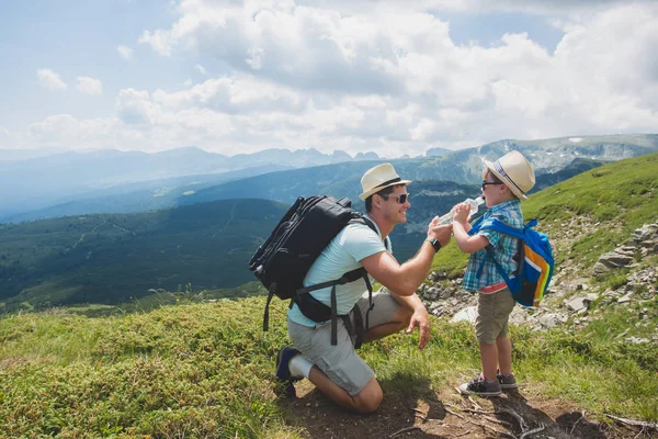 Père et fils voyageant dans les montagnes de Rila Bulgarie — Photo