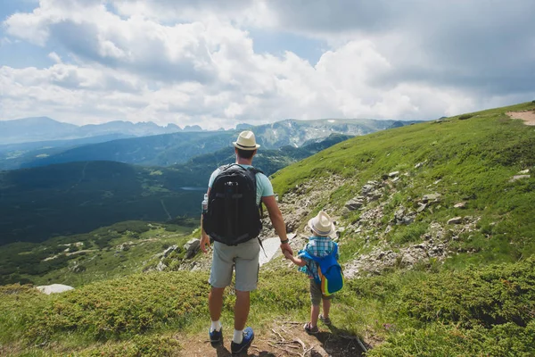 Père et fils voyageant dans les montagnes de Rila Bulgarie — Photo