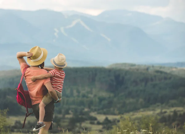 Famille voyageant en montagne Rila Bulgarie — Photo