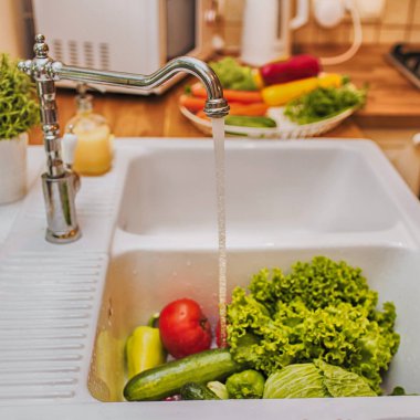 Su akışı altında taze sebze