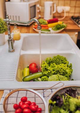 Su akışı altında taze sebze