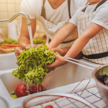 Baba ile oğlu yıkar sebze