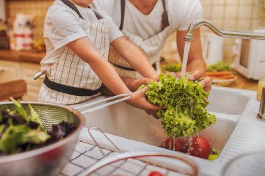 Baba ile oğlu yıkar sebze