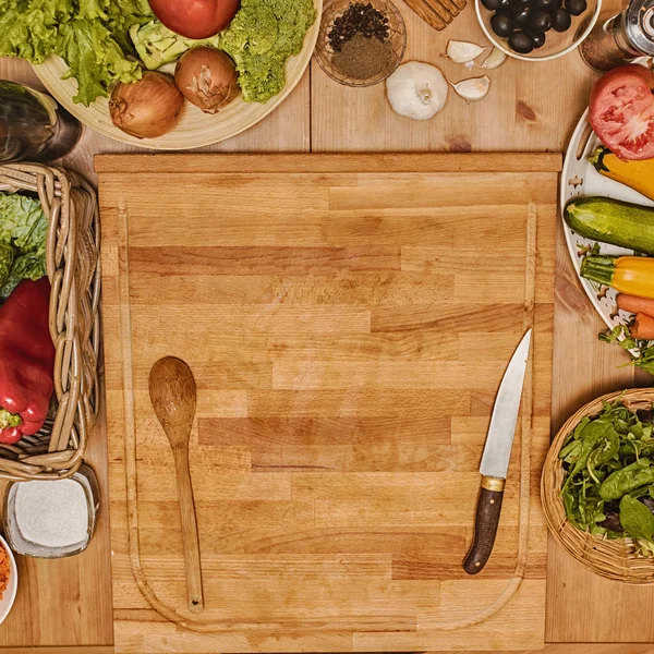 Sebze kesme tahtası üzerinde